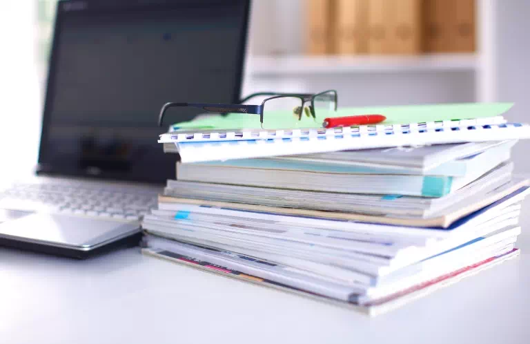 Dokumenty i laptop na biurku